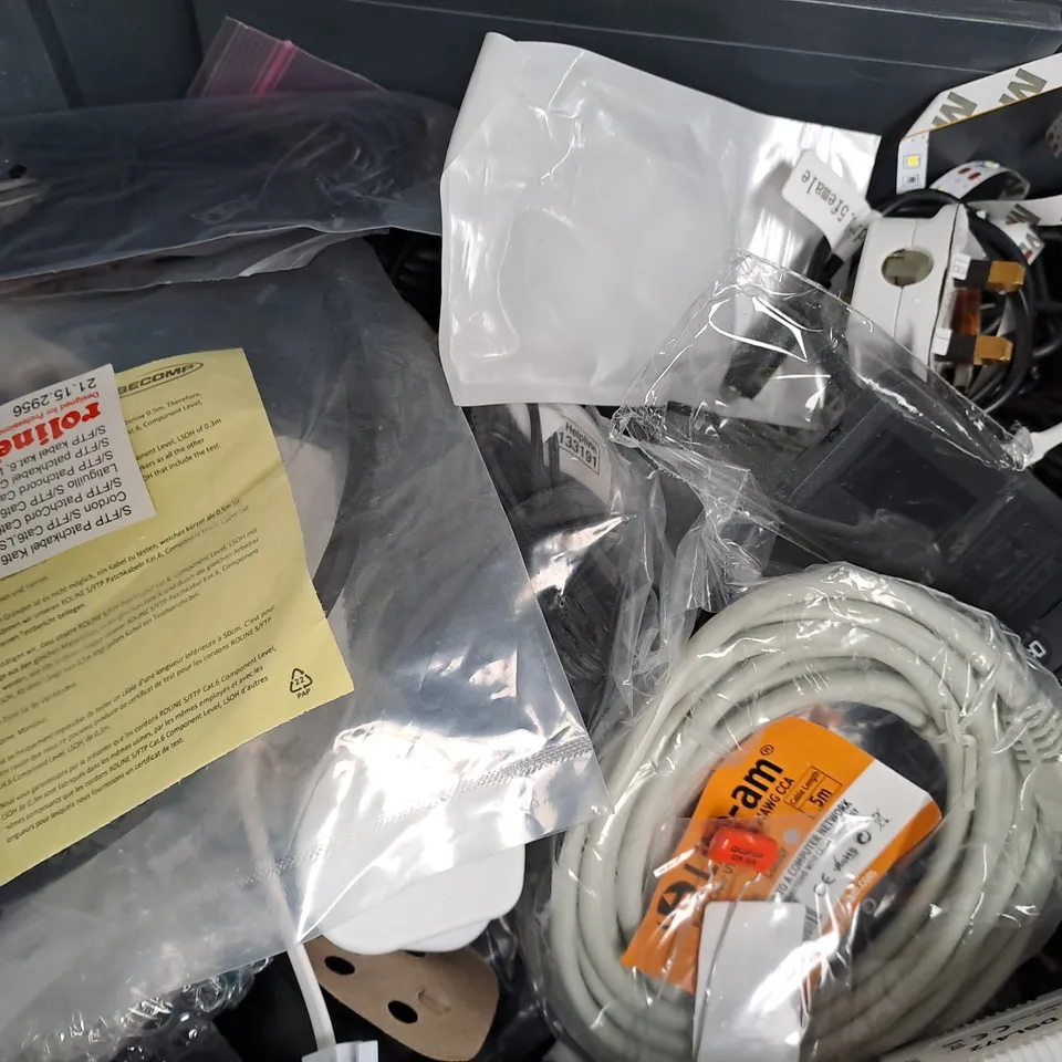 APPROXIMATELY 10 ASSORTED ELECTRICAL ITEMS TO INCLUDE LOGITECH B110 MOUSE, POWER ADAPTER, SKY REMOTE, ETC