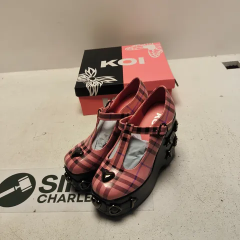 KOI SWEET APATHY PLAID WEDGE MARY JANES – PINK, UK 6, BOXED