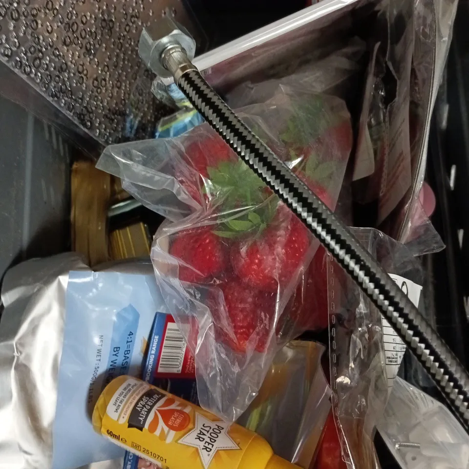 APPROXIMATELY 20 ASSORTED HOUSEHOLD ITEMS TO INCLUDE PADLOCK, NOTEPAPER, LED LIGHTS ETC 