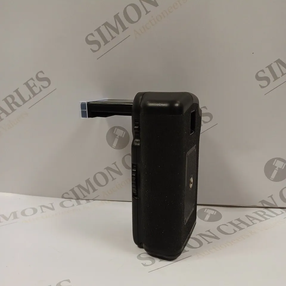 BOXED NEEWER BATTERY GRIP FOR D5500