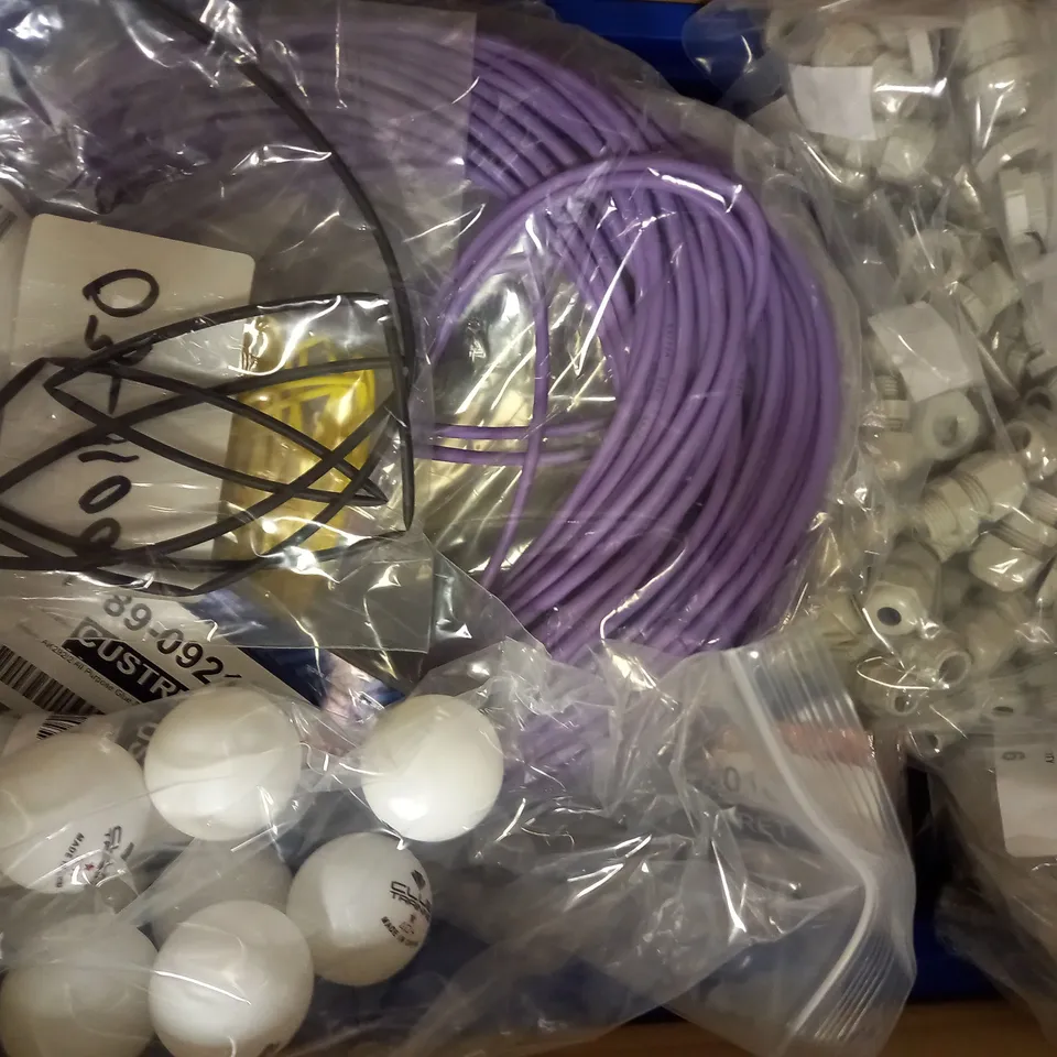 BOX OF APPROXIMATELY 10 ASSORTED ITEMS TO INCLUDE HEAT SHRINK SLEEVES, ROUND RUBBER FEET, PLUGS, ETC - COLLECTION ONLY