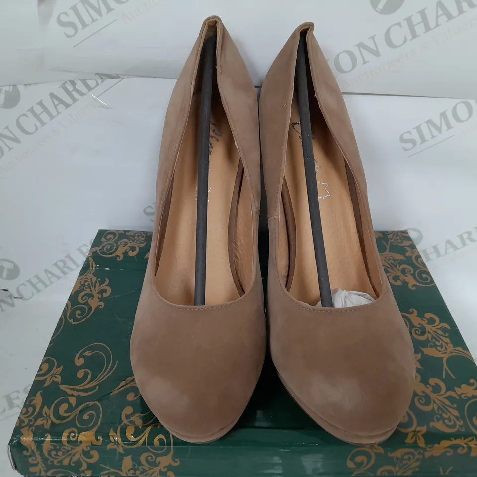 BOXED PAIR OF CLARAS CLOSED TOE THIN BLOCK HEELS IN CAMEL - SIZE 40