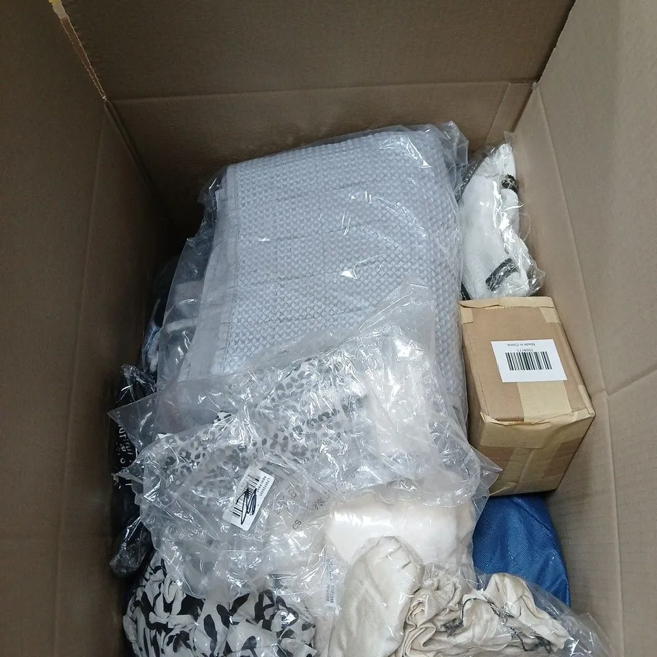 BOX OF APPROXIMATELY 15 ASSORTED HOUSEHOLD ITEMS TO INCLUDE PURSE, BATTERY, CLOTHING, KITCHEN TOWELS ETC