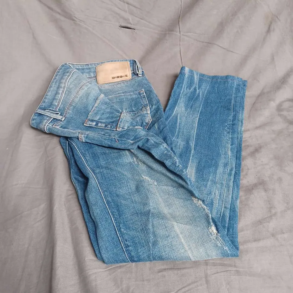 DIESEL NEVY STRETCH JEANS IN DISTRESSED BLUE SIZE W26 L30