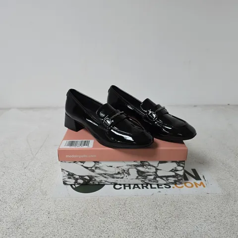 MODA IN PELLE BLACK PATENT LEATHER LOAFERS WITH METAL HORSEBIT DETAIL – WOMEN’S SHOES (BOXED) UK 7