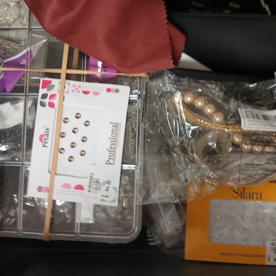 APPROXIMATELY 10 ASSORTED JEWELLERY AND EYEWEAR ITEMS IN VARIOUS STYLES AND SIZES - COLLECTION ONLY
