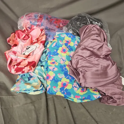 APPROXIMATELY 20 ASSORTED CLOTHING ITEMS IN VARIOUS STYLES AND SIZES 