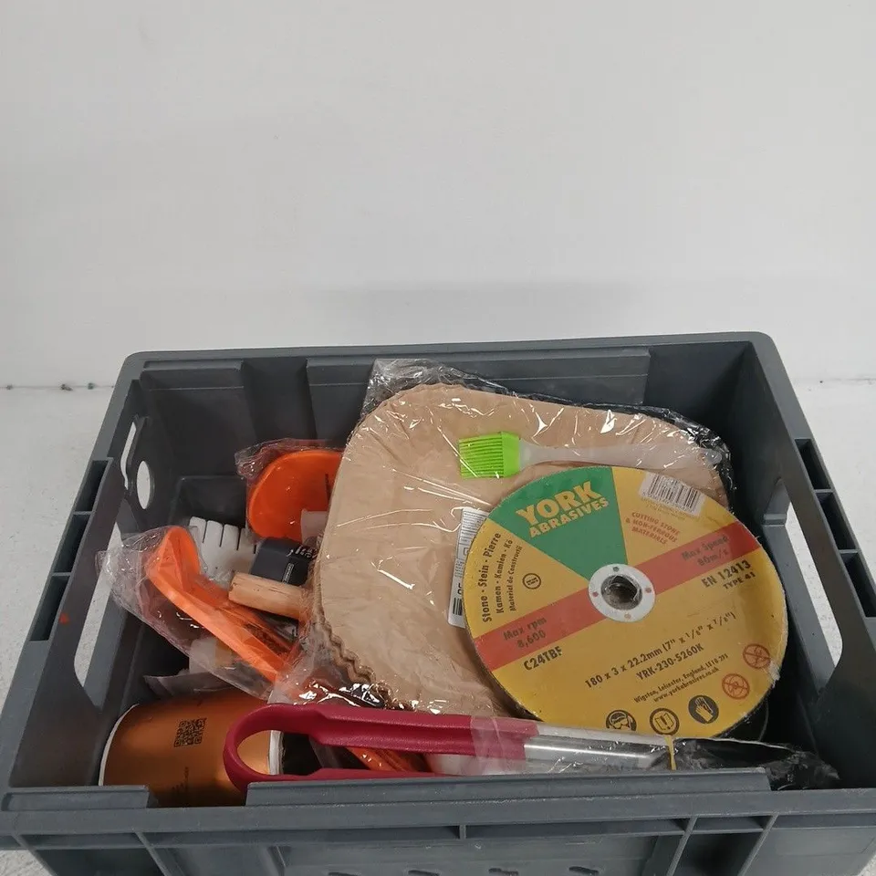 TOTE OF APPROXIMATELY 10 ASSORTED ITEMS INCLUDING A SILICONE SPOON, SOME AIR FRYER PAPER AND XUXRUSD PEDAL BIN LINERS 
