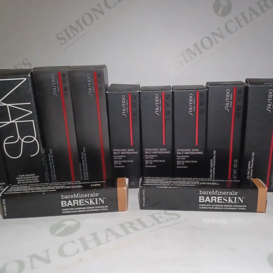 BOX OF APPROX 12 ASSORTED BEAUTY PRODUCTS TO INCLUDE NARS RADIANT LONGWEAR FOUNDATION #BARCELONA. BAREMINERALS SERUM CONCEALER #TAN, SHISEIDO LIPSTICK #INCENSE, ETC