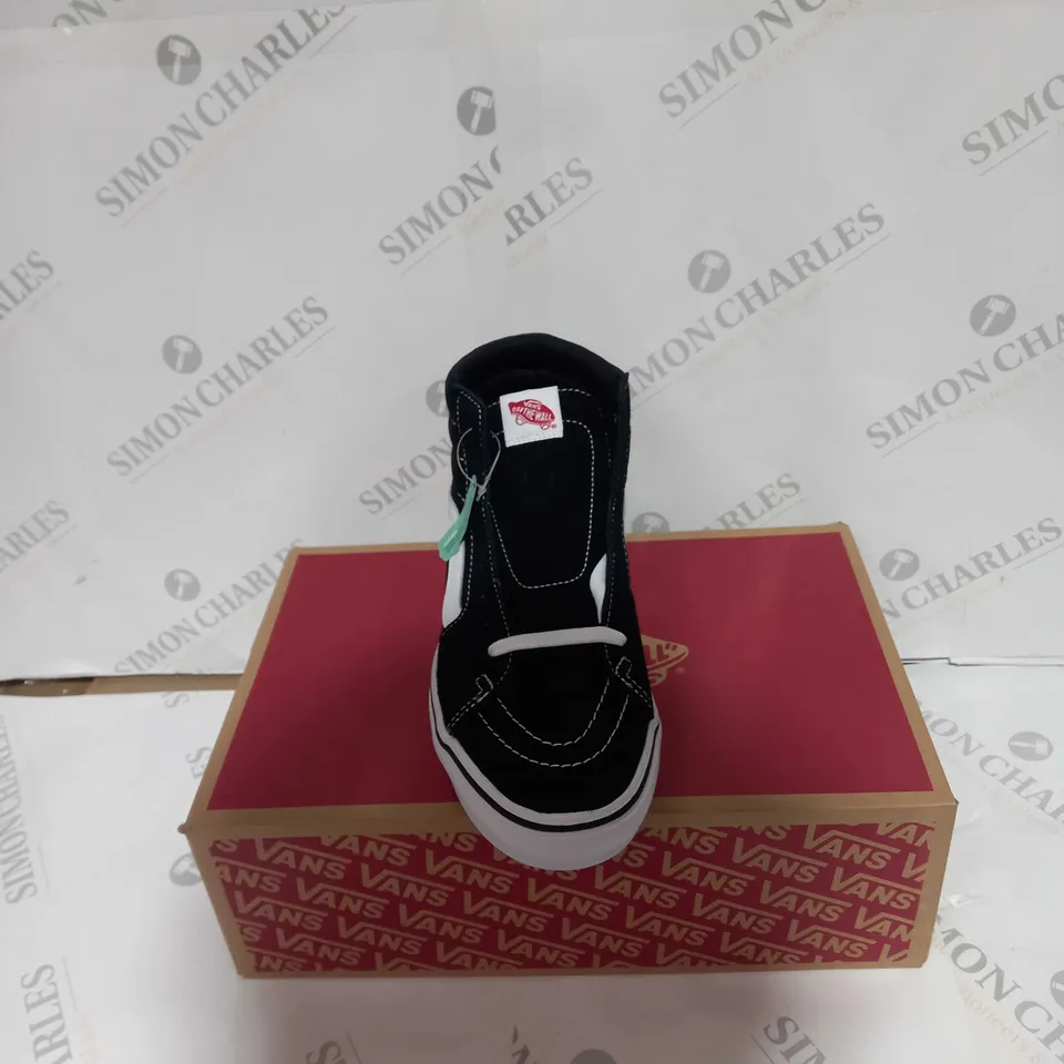 BOXED PAIR OF VANS COMFYCRUSH SK8-HI UK 8.5
