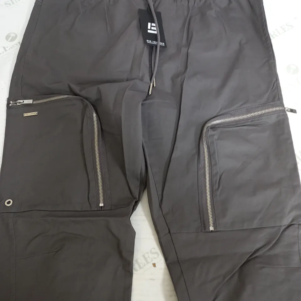 BEE INSPIRED PEDRI CARGO PANTS IN MID GREY - 34/32