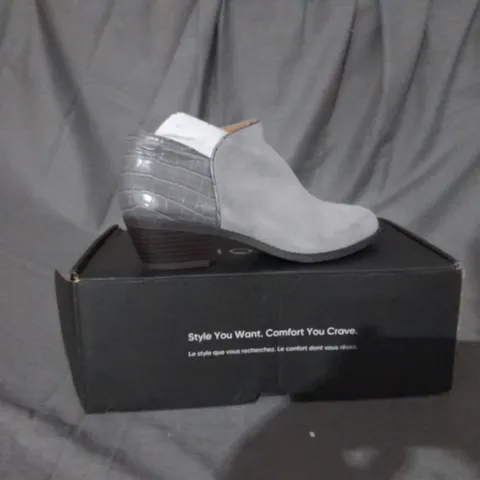 BOXED PAIR OF VIONIC MARISSA ANKLE BOOTS IN CHARCOAL SIZE 4 