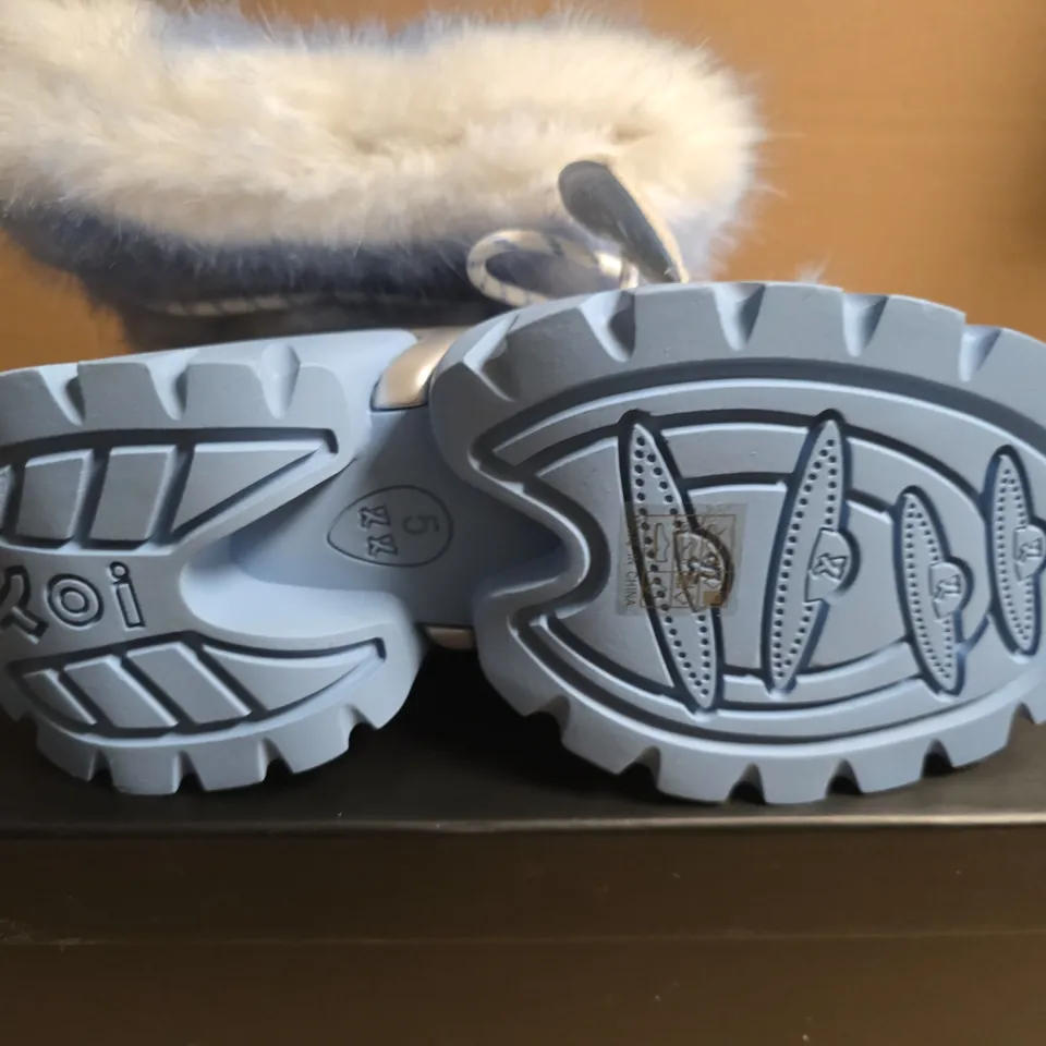 BOXED PAIR OF KOI X HATSUNE MIKU SNOW MIKU FLUFFY MONSTER LONG BOOTS – WHITE/BLUE, UK 5