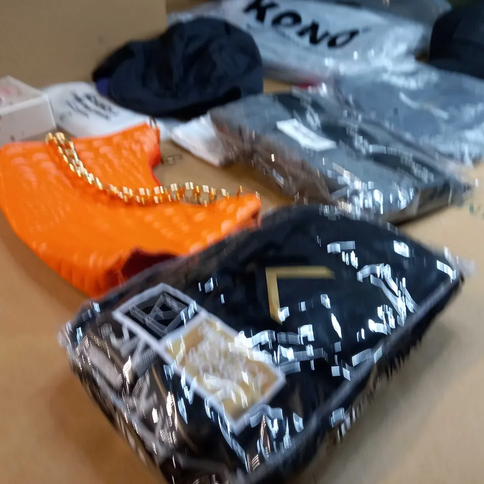 LOT OF APPROX. 15 ASSORTED CLOTHING ACCESSORIES  IN VARYING SIZES/COLOURS/STYLES TO INCLUDE: GLOVES, HAT, BAGS