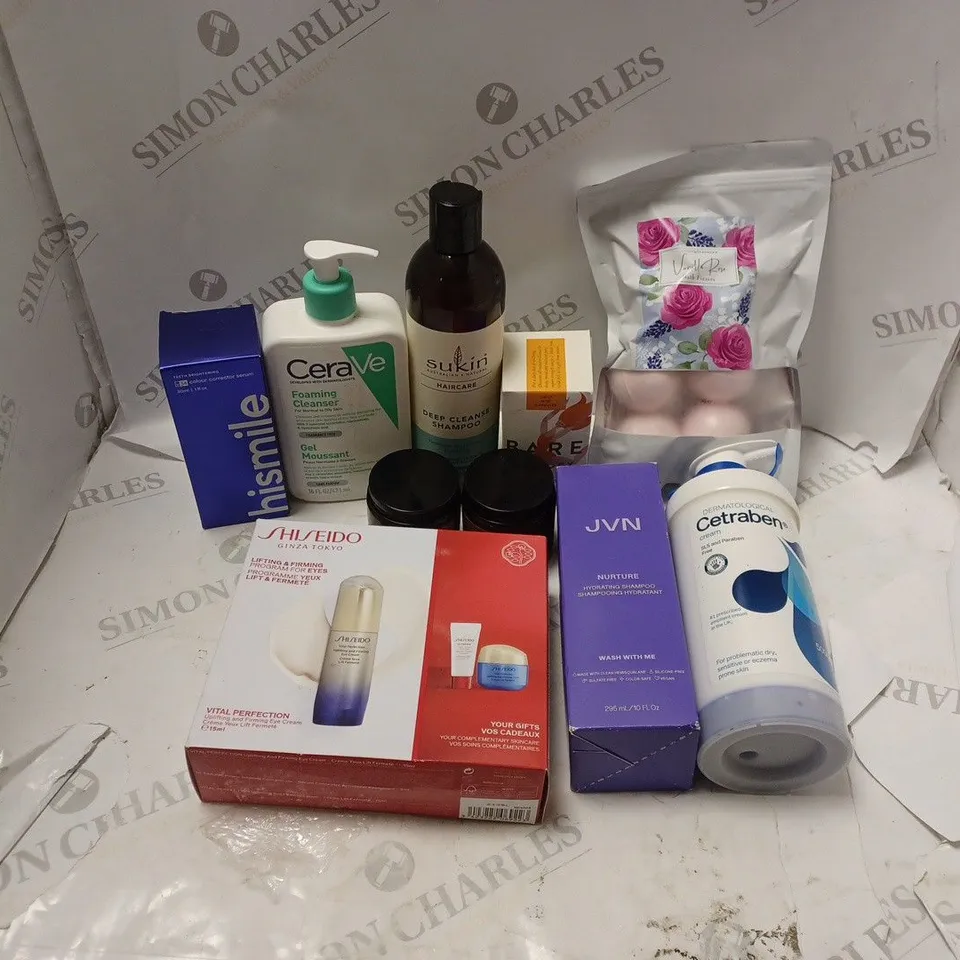 APPROXIMATELY 20 ASSORTED COSMETIC ITEMS TO INCLUDE SUKIN, BATH BOMBS AND CERA VE 
