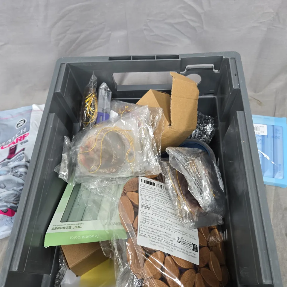 TOTE OF APPROXIMATELY 15 ASSORTED ITEMS TO INCLUDE: CORRECTION TAPE AND GELATINE ART TOOL