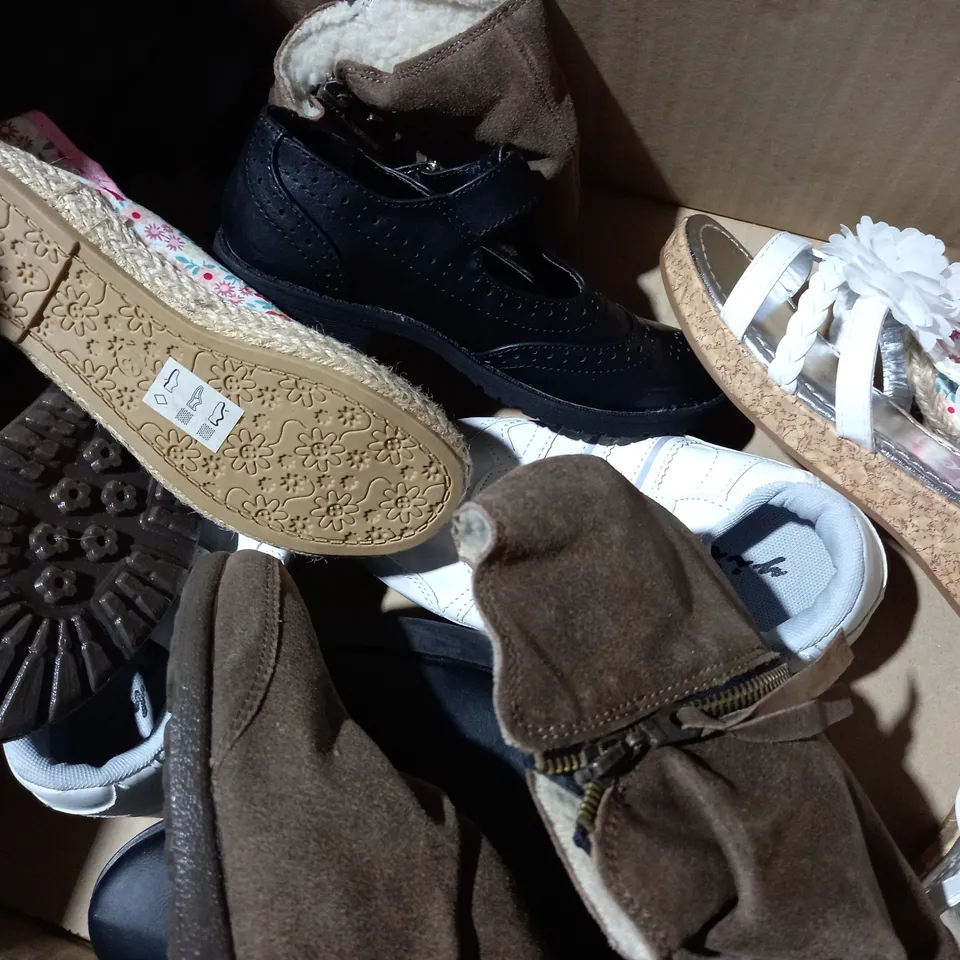 APPROXIMATELY 10 PAIRS OF ASSORTED KIDS SHOES IN VARIOUS STYLES AND SIZES 