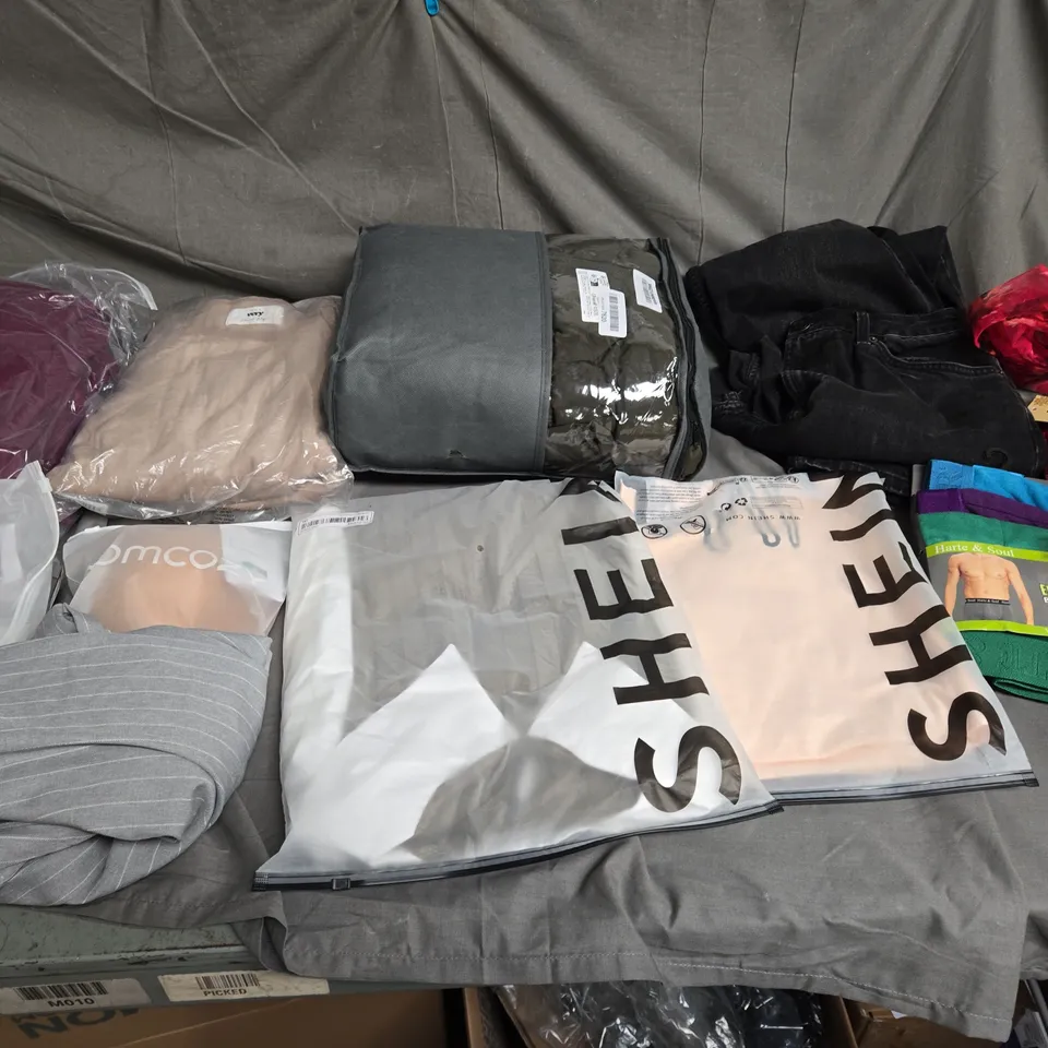 LARGE BOX OF ASSORTED CLOTHING ITEMS IN VARIOUS SIZES, STYLES AND COLOUR 