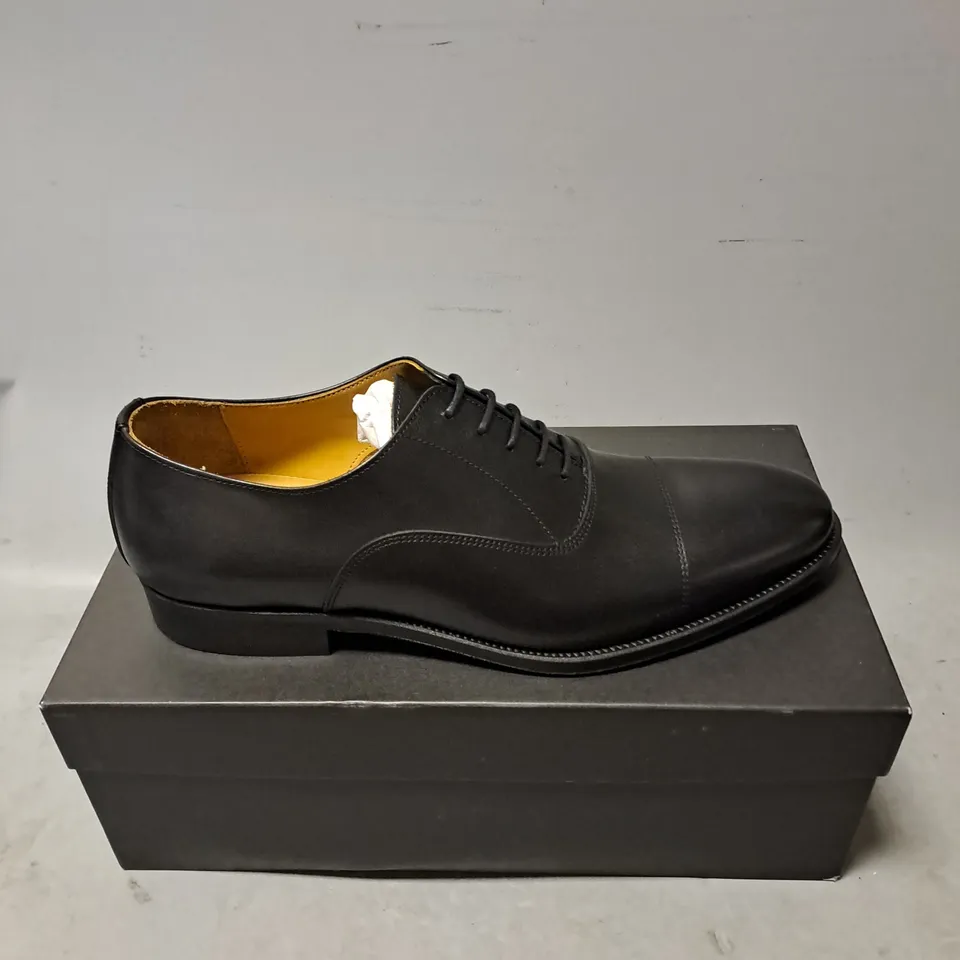 BOXED PAIR OF HAWES & CURTIS HUDSON OXFORD LEATHER DRESS SHOES IN BLACK SIZE 8