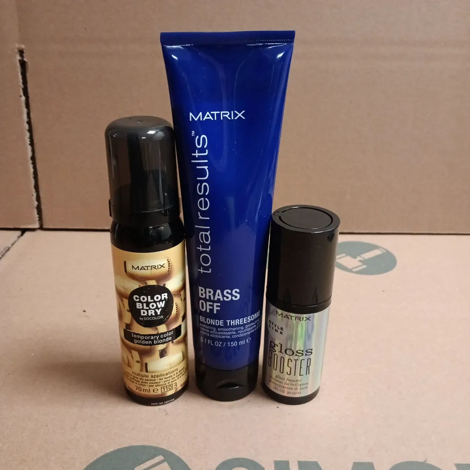 BOX OF APPROXIMATELY 30 MATRIX HAIRCARE PRODUCTS TO INCLUDE BRASS OFF PROTECTING CREAMS, TEMPORARY COLOUR SPRAYS AND GLOSS BOOSTERS