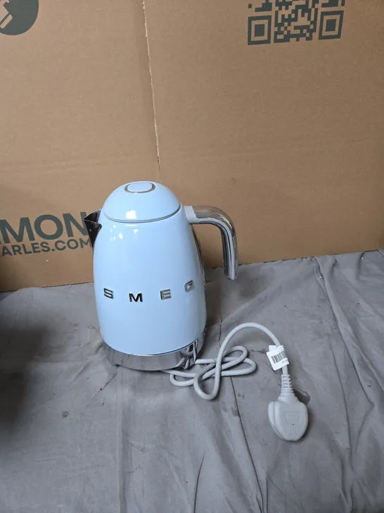 Lot 104: SMEG RETRO ELECTRIC KETTLE – SKY BLUE - 5384847 | Simon ...