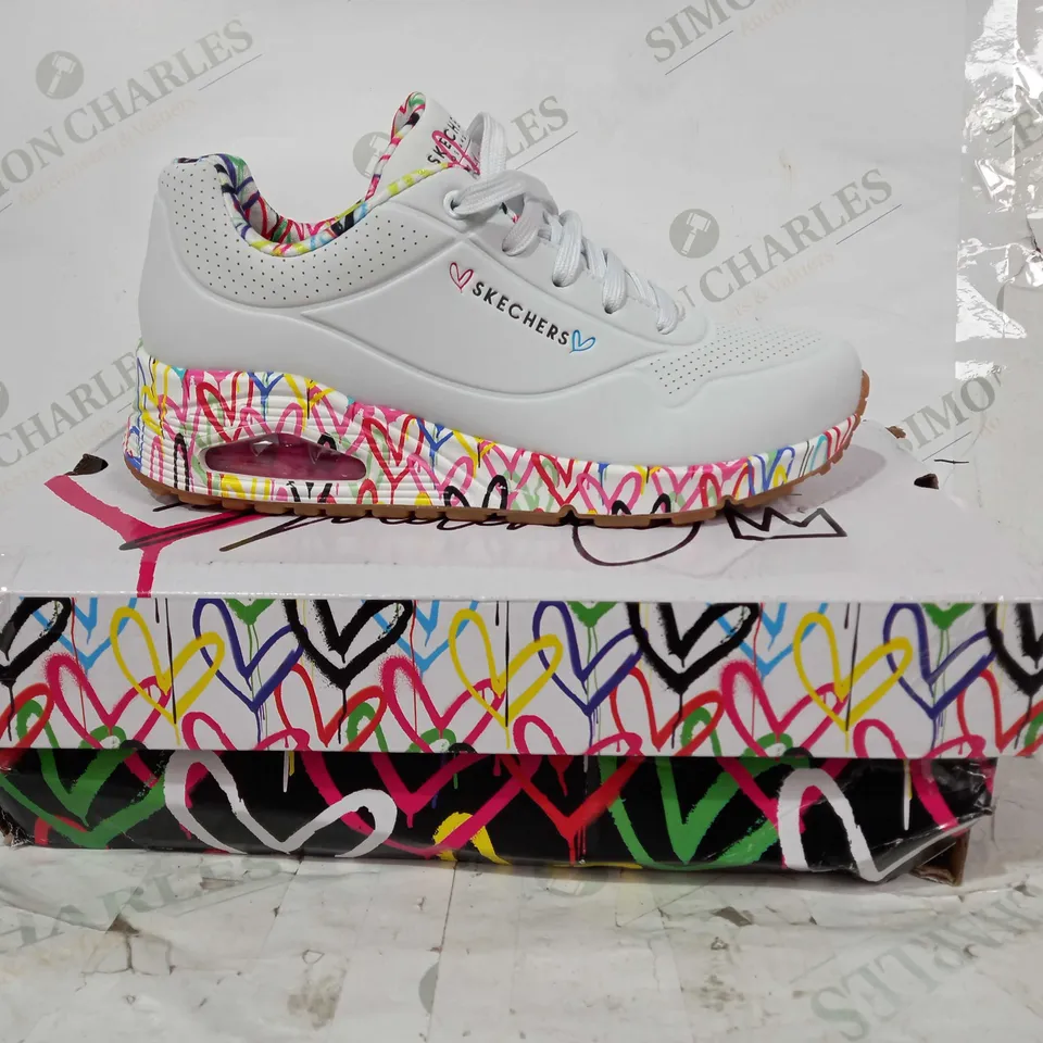 BOXED PAIR OF SKECHERS TRAINERS IN WHITE/MULTICOLOUR SIZE UNSPECIFIED