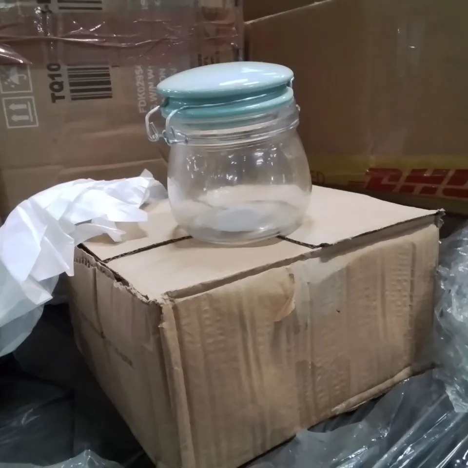 PALLET CONTAINING ASSORTED ITEMS TO INCLUDE: LARGE QUANTITY OF GLASS JARS, AND OTHER FURNITURE ECT.