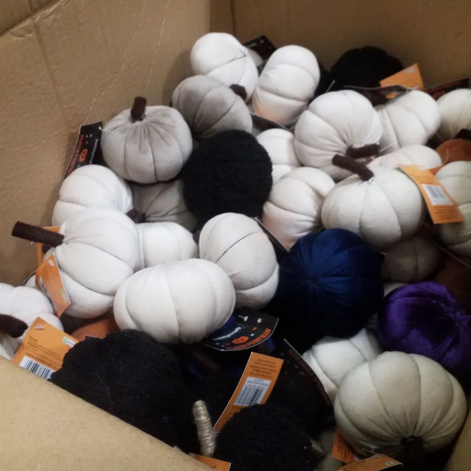 PALLET CONTAINING ASSORTED HALLOWEEN DECORATIONS & PRODUCTS INCLUDING PLUSH PUMPKINS, PAPER CUPS, SILICONE BAT MOULDS, MACHE PUMPKINS & GLASS PUMPKINS WITH LED