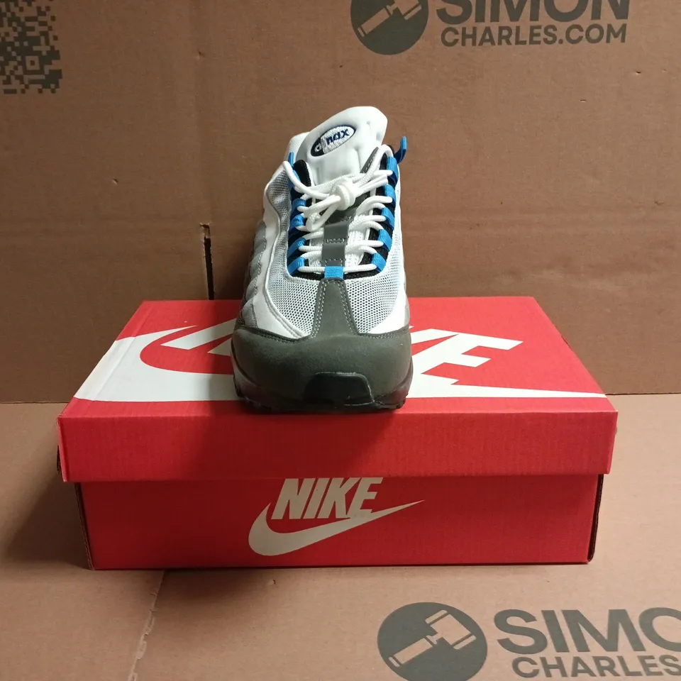 BOXED PAIR OF NIKE AIR MAX TRAINERS IN WHITE/GREY/BLUE SIZE UK 10