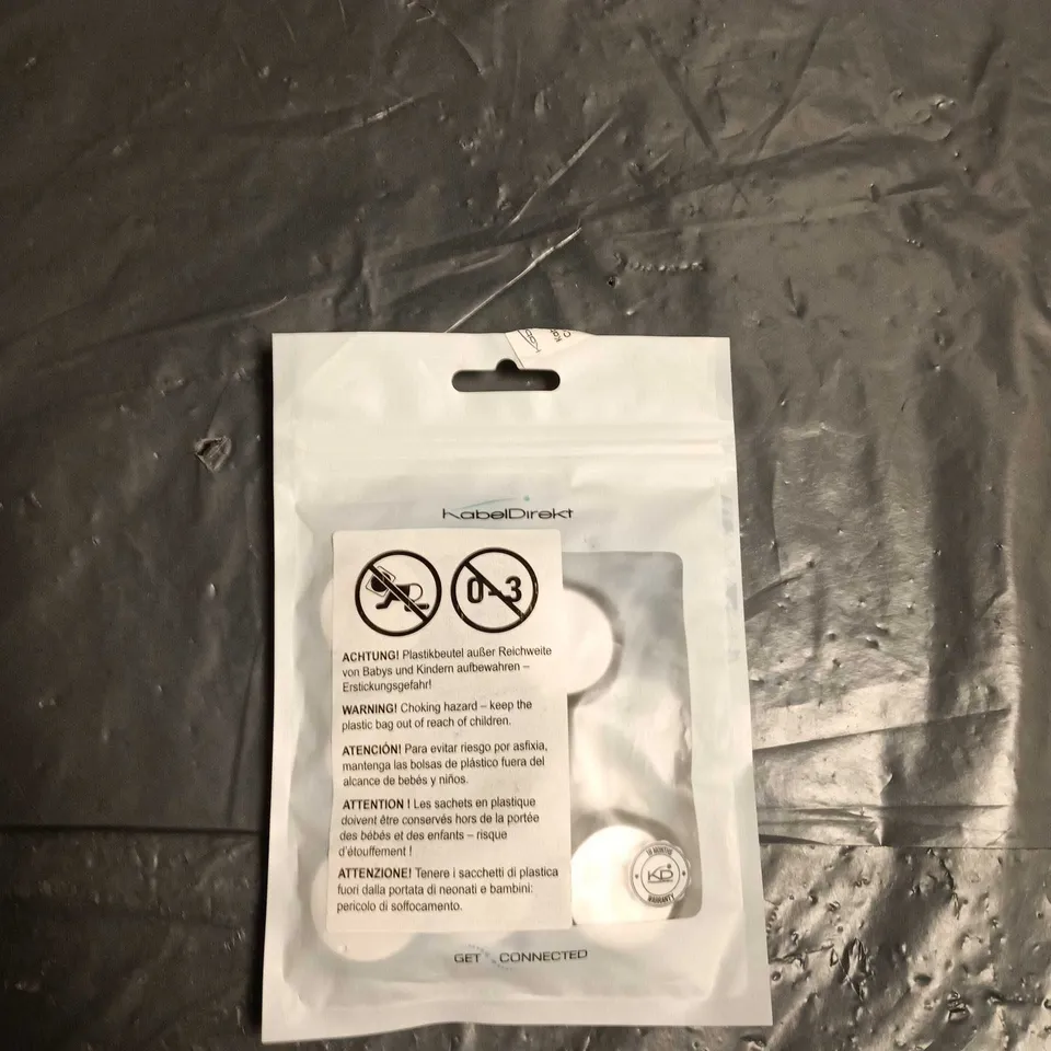 BOX OF MIXED ELECTRICALS INCLUDING APPROXIMATELY 50 WIRE HOLDERS, APPROXIMATELY 60 3 PIN TO 3 PIN