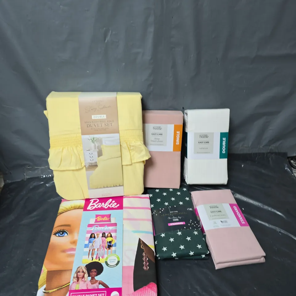 APPROXIMATELY 20 ASSORTED HOMEWARE ITEMS TO INCLUDE EASY CARE VALANCE, BARBIE SINGLE DUVET SET, PILLOWCASES, ETC