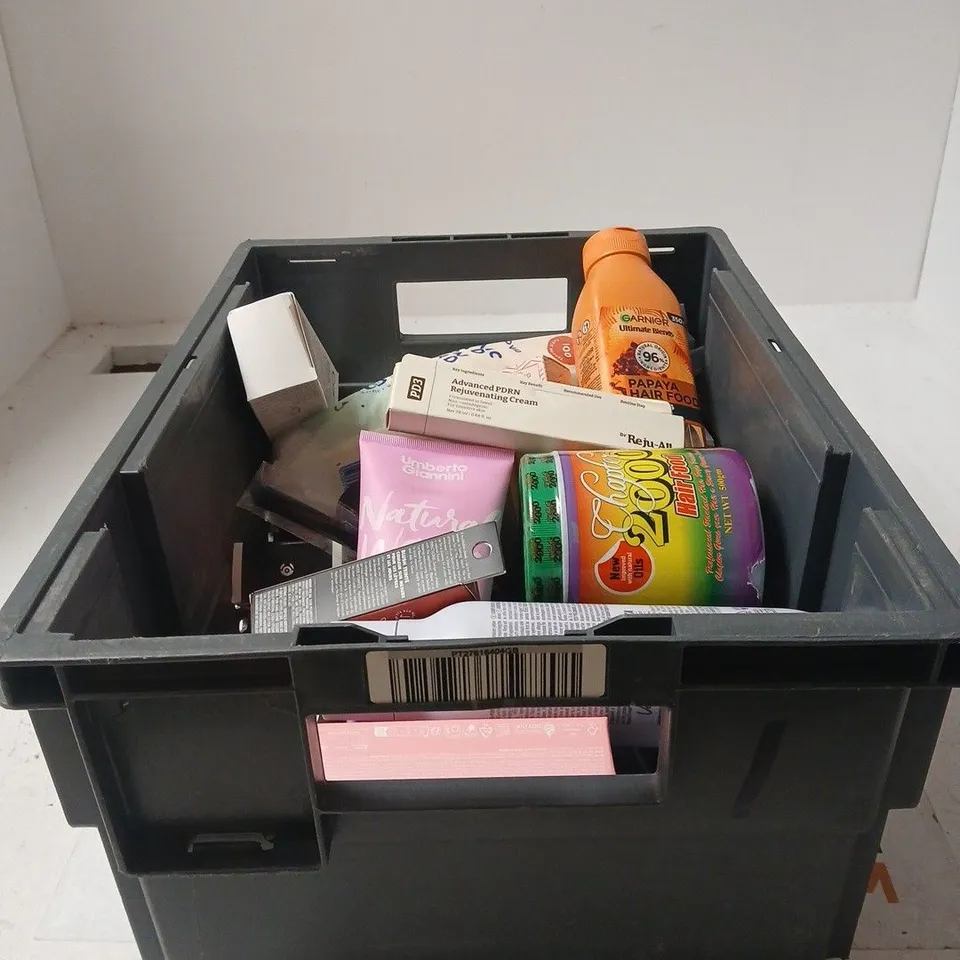 TOTE OF APPROXIMATELY 25 ASSORTED COSMETIC ITEMS TO INCLUDE MEDICUBE PINK COLLAGEN MULTI BALM, SCHWARZKOPF BOND REPAIR SHAMPOO, GARNIER SHAMPOO, E.L.F BLUSH TINT, UMBERTO GIANNINI ETC
