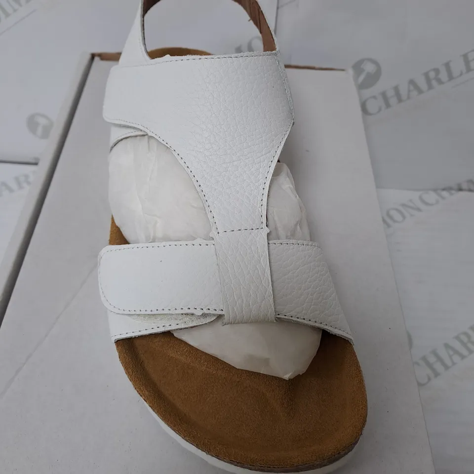 BOXED OPEN TOE LEATHER SANDALS SIZE 5