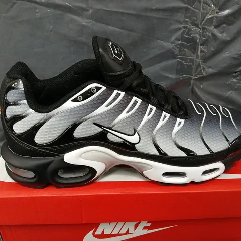 BOXED PAIR OF NIKE AIR MAX PLUS - UK SIZE 9