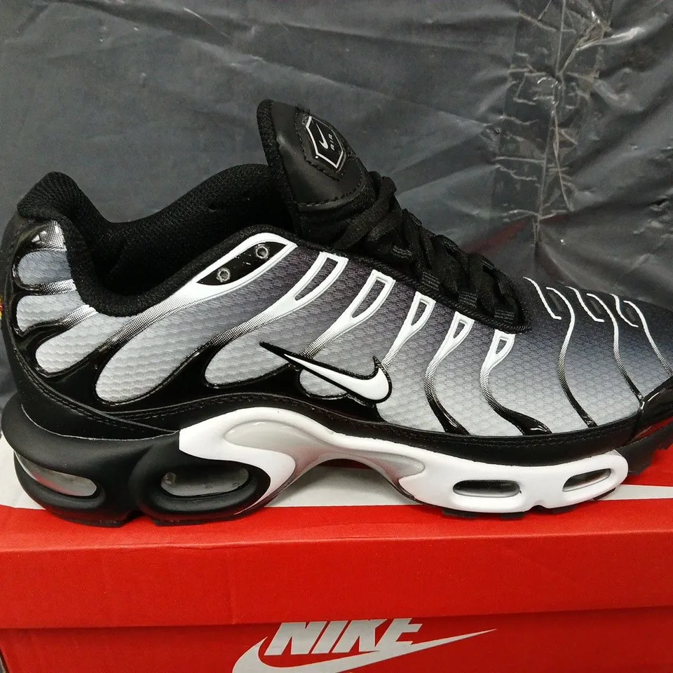 BOXED PAIR OF NIKE AIR MAX PLUS - UK SIZE 9