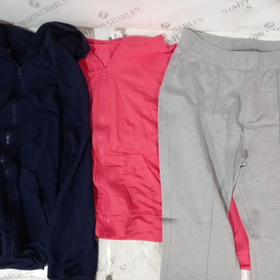 BOX OF APPROXIMATELY 10 ASSORTED CLOTHING ITEMS IN VARIOUS STYLES AND SIZES TO INCLUDE KIM & CO, CRYSTAL KOBE, ETC