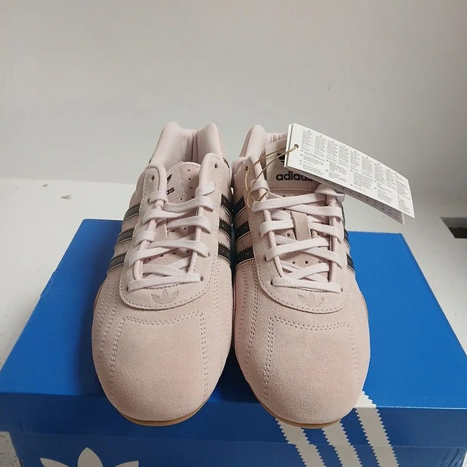 BOXED PAIR OF ADIDAS ADIRACER LOW W WOMEN'S TRAINERS – PINK NUBUCK, UK 5.5
