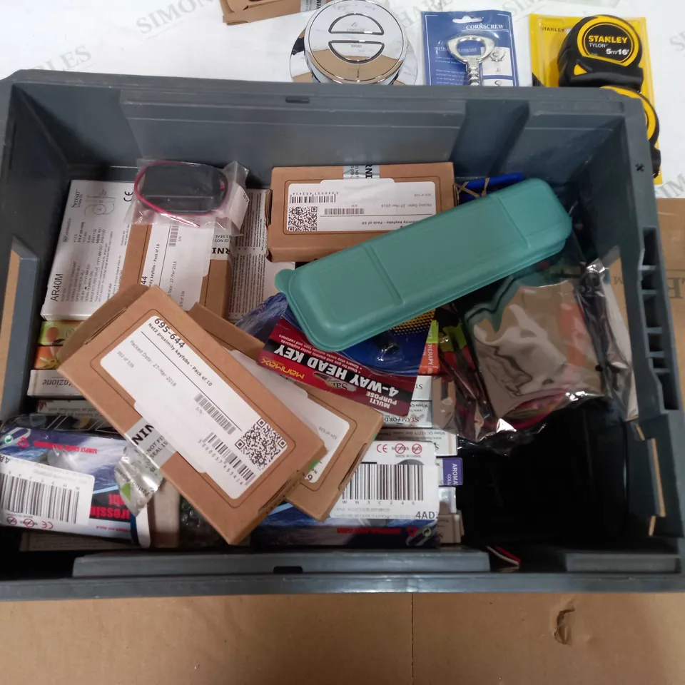 BOX OF APPROX 30 ASSORTED ITEMS TO INCLUDE - STANLEY TAPE MEASURES, KEY FOBS, BOTTLE OPENERS ETC