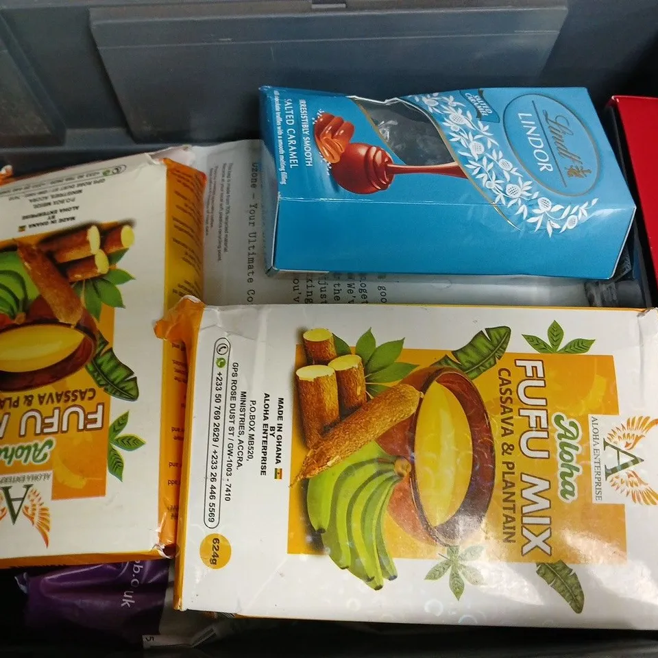 APPROXIMATELY 10 ASSORTED FOOD ITEMS TO INCLUDE FUFU MIX, ILLY CLASSICO ROAST, LINDT LINDOR SALTED CARAMEL, ETC - COLLECTION ONLY