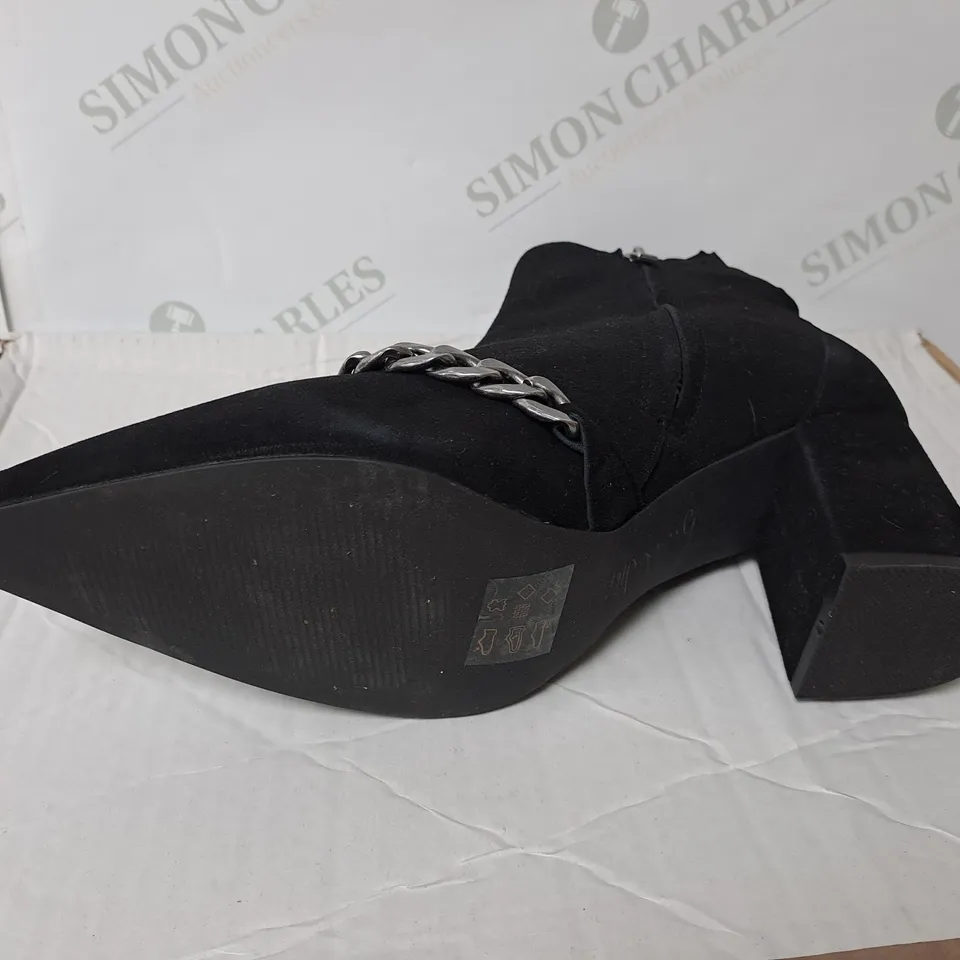 BOXED BLACK HEELED WITH SILVER CHAIN SIZE 8