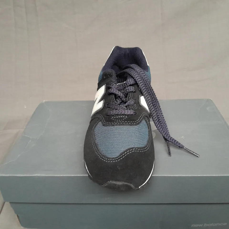 BOXED PAIR OF NEW BALANCE 574 NAVY SUEDE SIZE UK 4