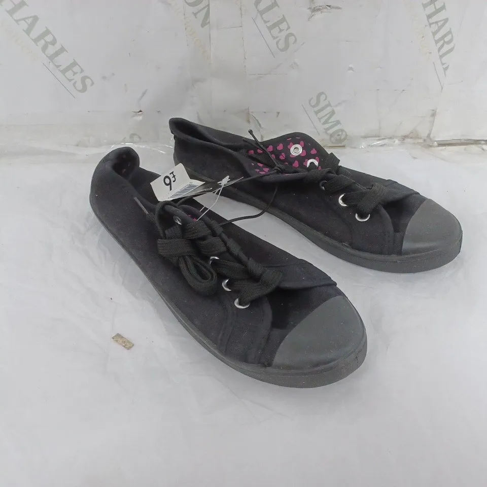 APPROXIMATELY 15 PAIRS OF BAGGED GEORGE LOVE YOUR SHOES BLACK PUMPS IN VARIOUS SIZES 