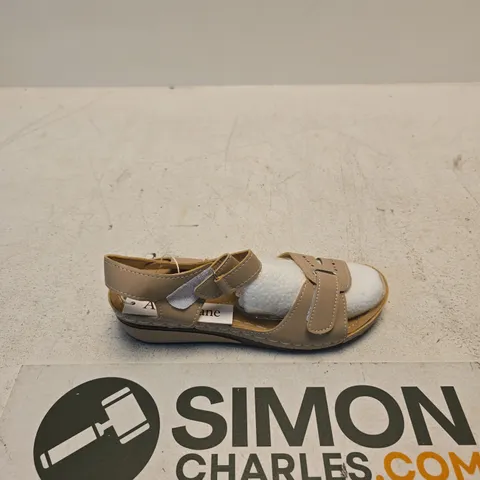AVERY LANE SANDALS – WOMEN’S, BEIGE LEATHER STRAPS, UK 7 (EU 40) 