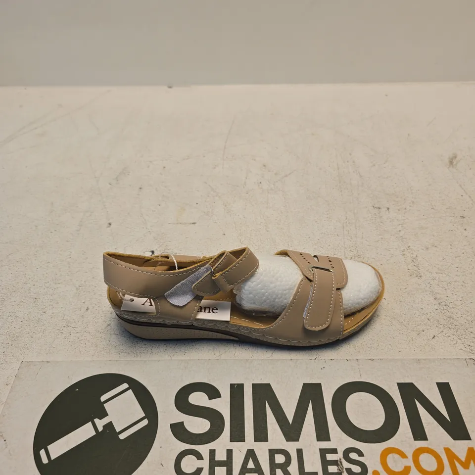 AVERY LANE SANDALS – WOMEN’S, BEIGE LEATHER STRAPS, UK 7 (EU 40)