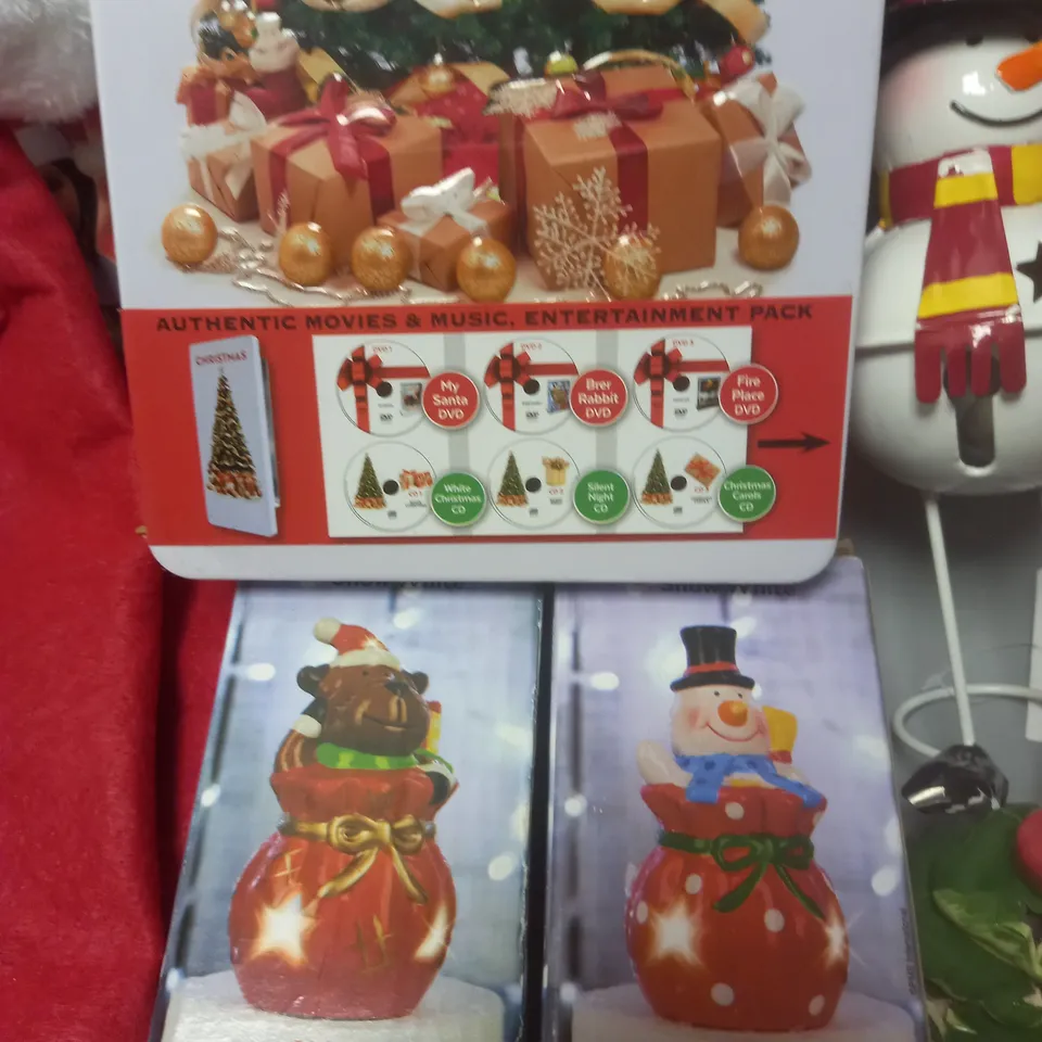 LOT OF ASSORTED SEASONAL ITEMS TO INCLUDE SEALED MEDIA PACK, LIGHT UP SACKS AND XMAS SACKS 