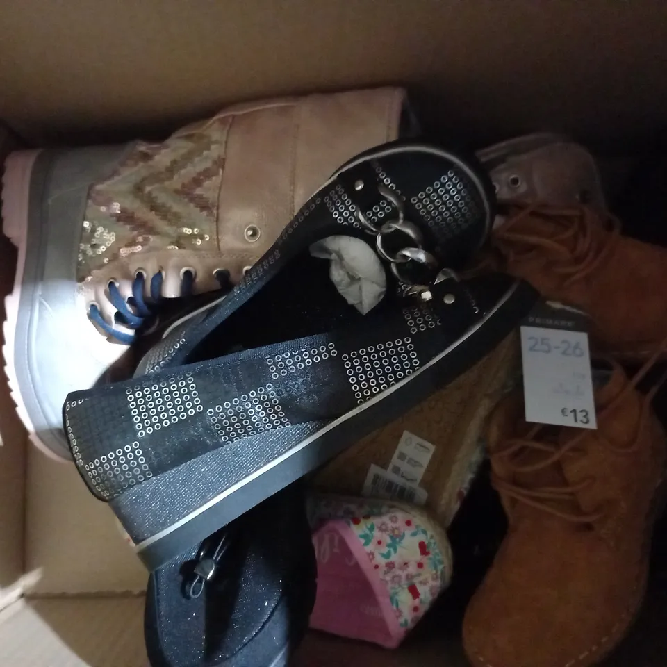 APPROXIMATELY 10 PAIRS OF ASSORTED KIDS SHOES IN VARIOUS STYLES AND SIZES 