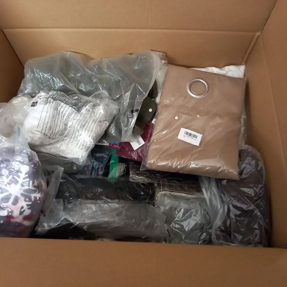 LARGE QUANTITY OF ASSORTED BAGGED CLOTHING ITEMS TO INCLUDE BOOHOO MAN, PRETTYLITTLETHING AND M&S