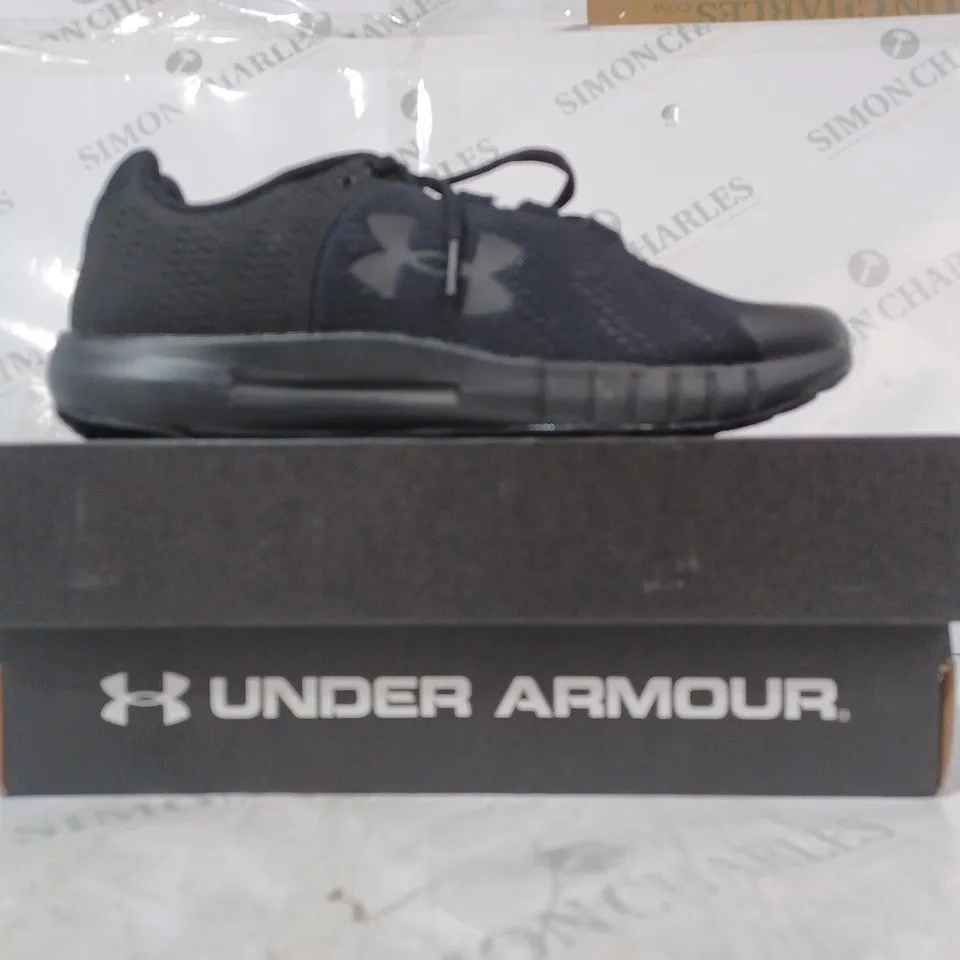 BOXED PAIR OF UNDER ARMOUR TRAINERS IN BLACK UK SIZE 10