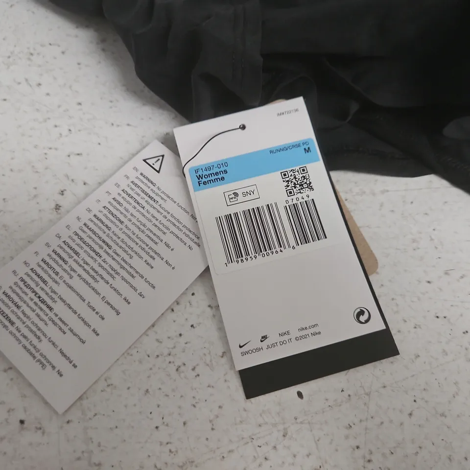 NIKE WOMENS HIGH RISE RUNNING SHORTS IN BLACK - M