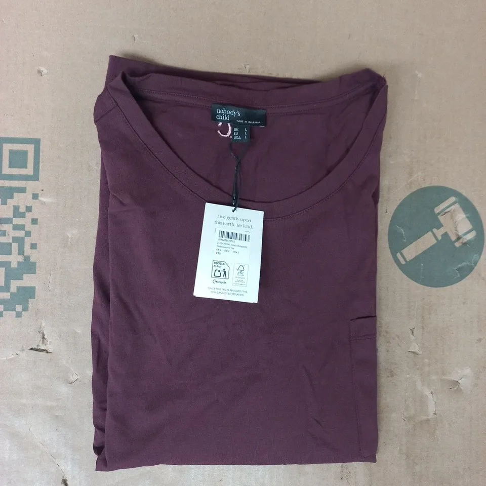 NOBODY'S CHILD EMBROIDERED SHORT SLEEVE T-SHIRT IN JERSEY BURGUNDY SIZE LARGE